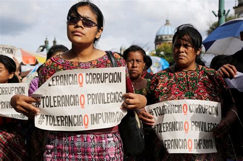 Una participante en la Marcha de la Dignidad por la Vida y la Justicia, para. . Pornos indgenas de guatemala